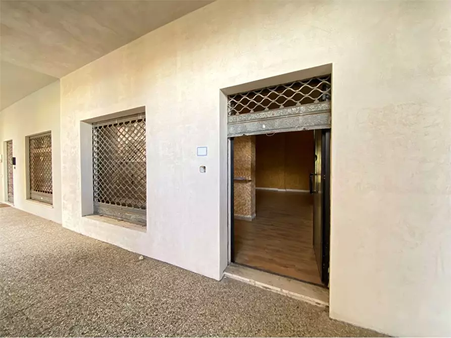 Immagine 2 di Negozio in vendita  a Assemini