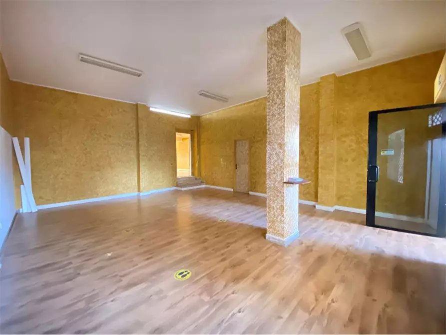 Immagine 3 di Negozio in vendita  a Assemini