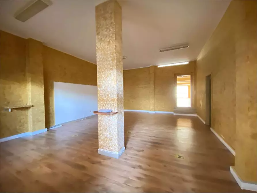 Immagine 4 di Negozio in vendita  a Assemini