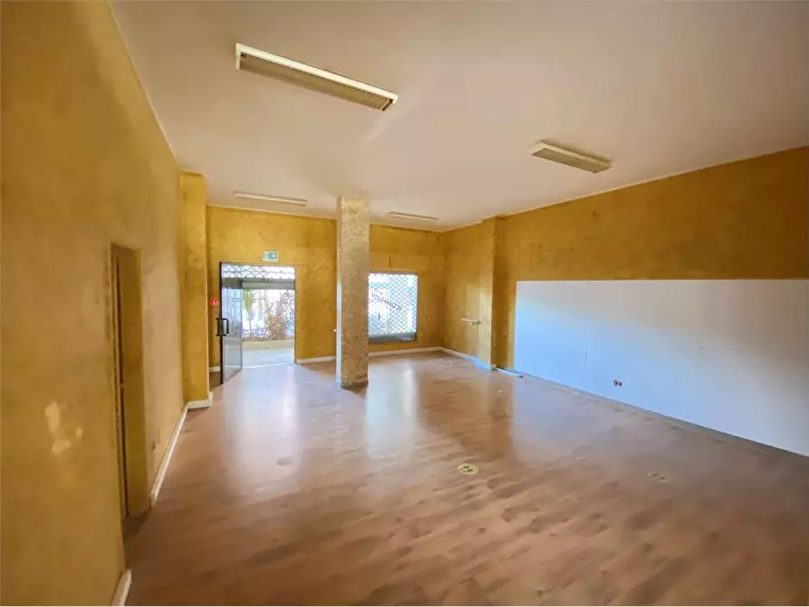 Immagine 5 di Negozio in vendita  a Assemini