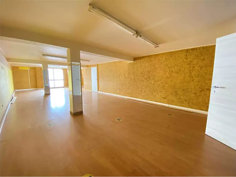 Immagine 6 di Negozio in vendita  a Assemini