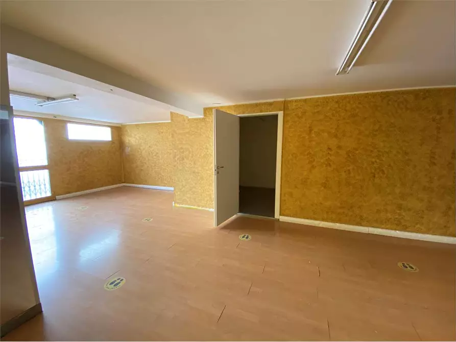 Immagine 7 di Negozio in vendita  a Assemini