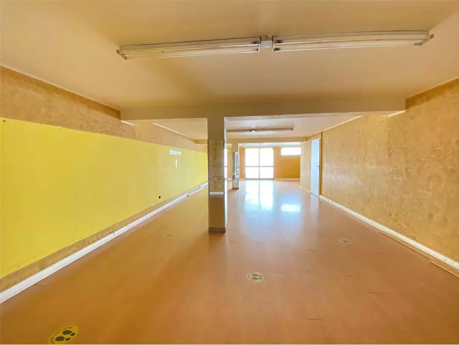 Immagine 8 di Negozio in vendita  a Assemini