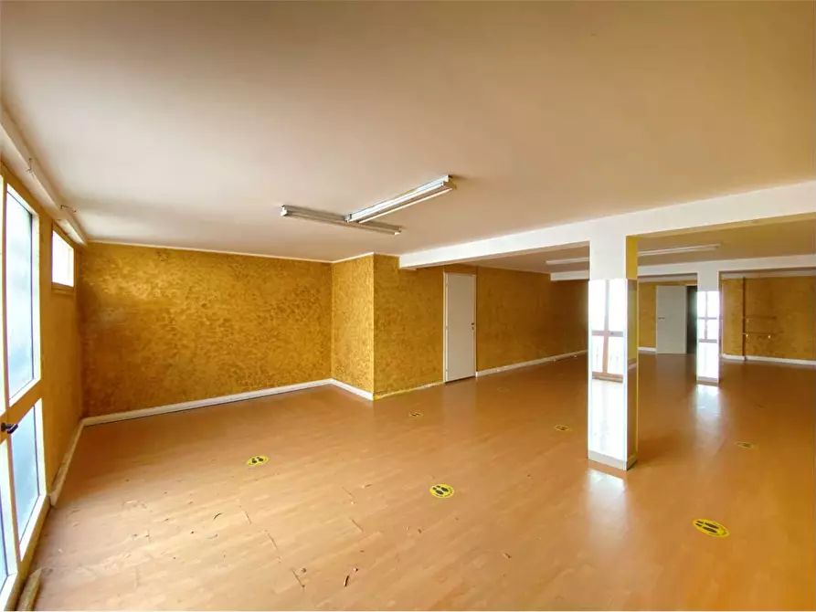 Immagine 9 di Negozio in vendita  a Assemini