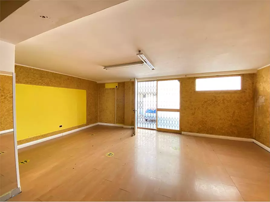 Immagine 10 di Negozio in vendita  a Assemini