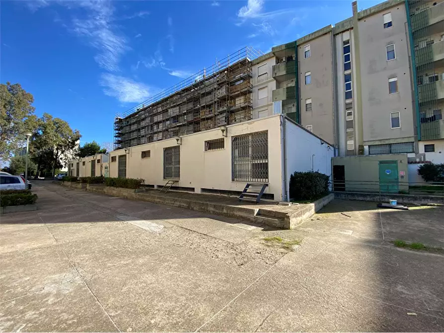 Immagine 11 di Negozio in vendita  a Assemini