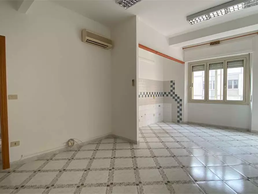 Immagine 5 di Ufficio in affitto  a Cagliari