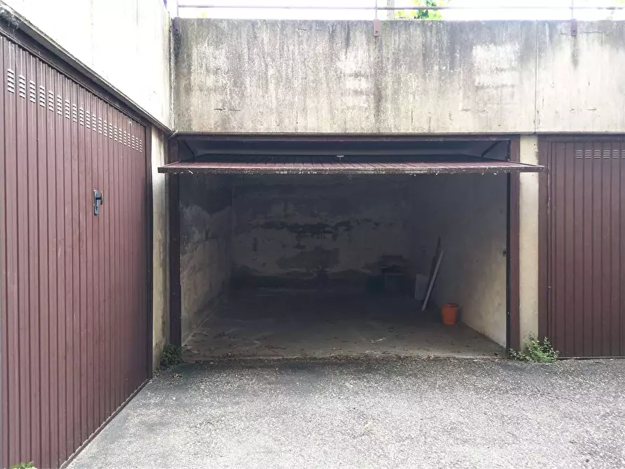 Immagine 1 di Garage in vendita  a Reggio Nell'emilia