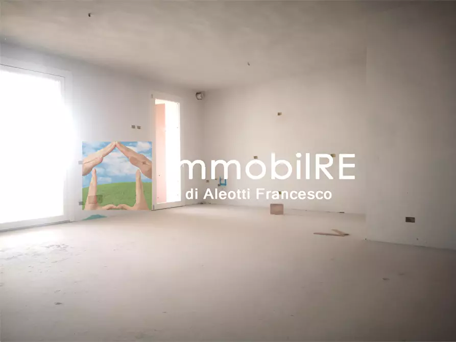 Immagine 4 di Appartamento in vendita  a Reggio Nell'emilia