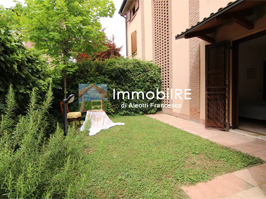 Immagine 1 di Casa bifamiliare in vendita  a Reggio Nell'emilia