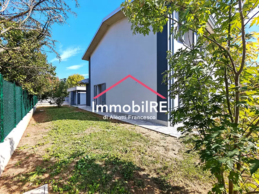 Immagine 1 di Casa bifamiliare in vendita  a Reggio Nell'emilia