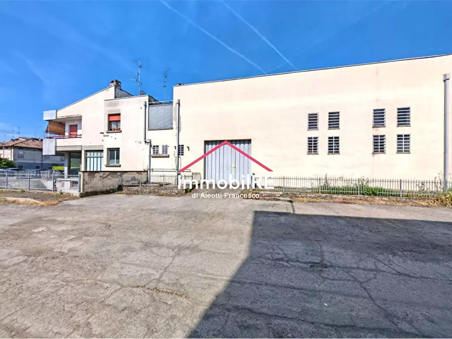 Immagine 10 di Negozio in vendita  a Reggio Nell'emilia