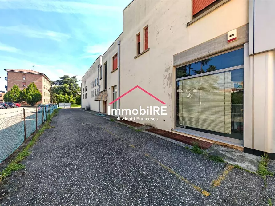 Immagine 6 di Negozio in vendita  a Reggio Nell'emilia