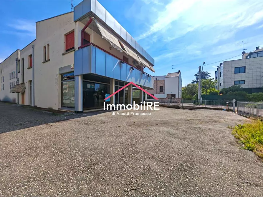 Immagine 5 di Negozio in vendita  a Reggio Nell'emilia