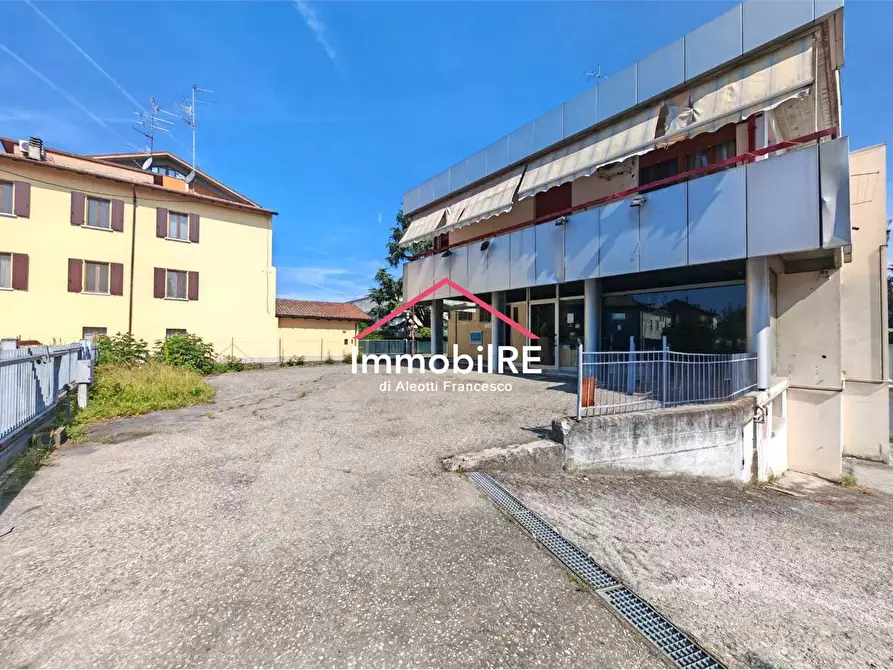 Immagine 13 di Negozio in vendita  a Reggio Nell'emilia