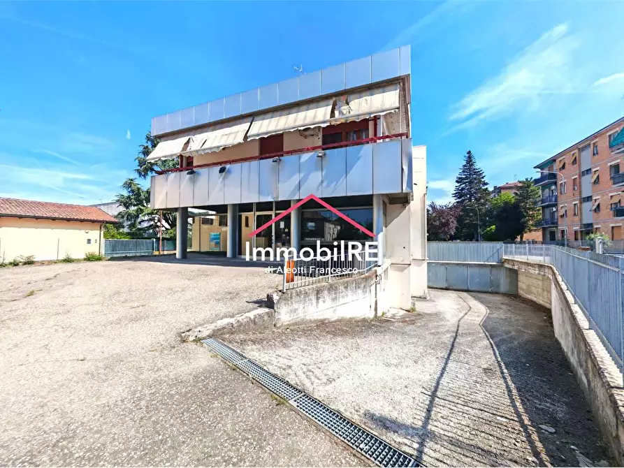 Immagine 12 di Negozio in vendita  a Reggio Nell'emilia