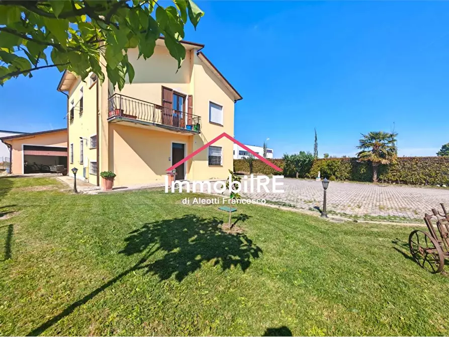 Immagine 1 di Casa indipendente in vendita  a Reggio Nell'emilia