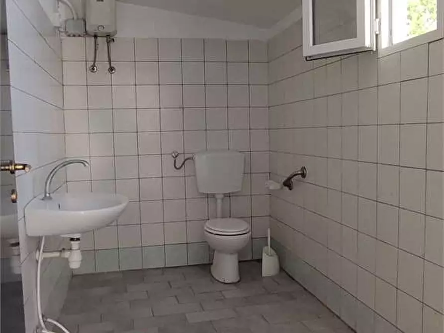 Immagine 13 di Negozio in affitto  in Via provinciale Pisana  150 a Livorno