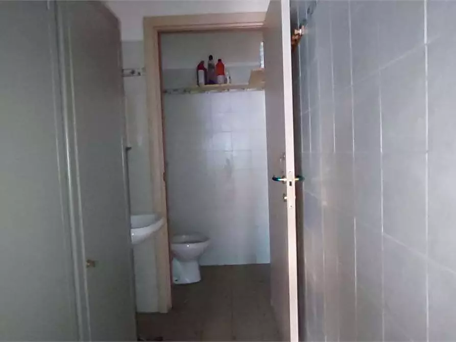 Immagine 10 di Negozio in affitto  in Via Donnini  105 a Livorno