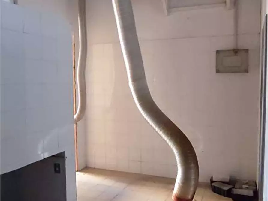 Immagine 15 di Negozio in affitto  in Via Donnini  105 a Livorno