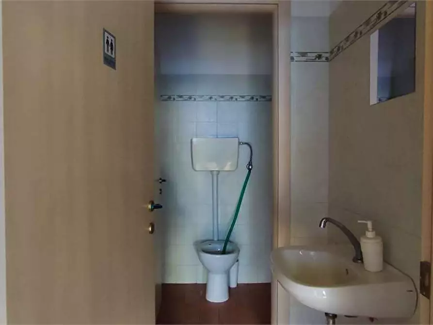 Immagine 17 di Negozio in affitto  in Via Donnini  105 a Livorno