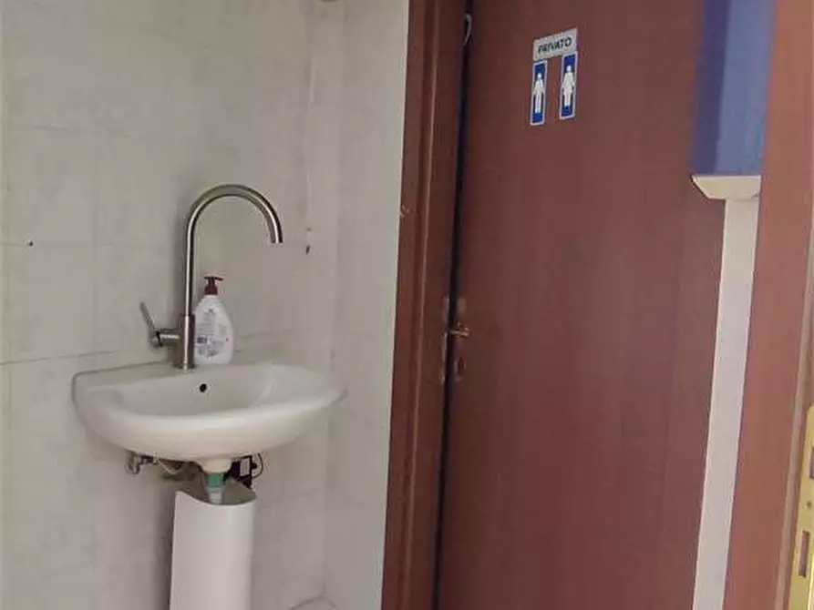 Immagine 12 di Negozio in affitto  in Via De Larderel  30 a Livorno