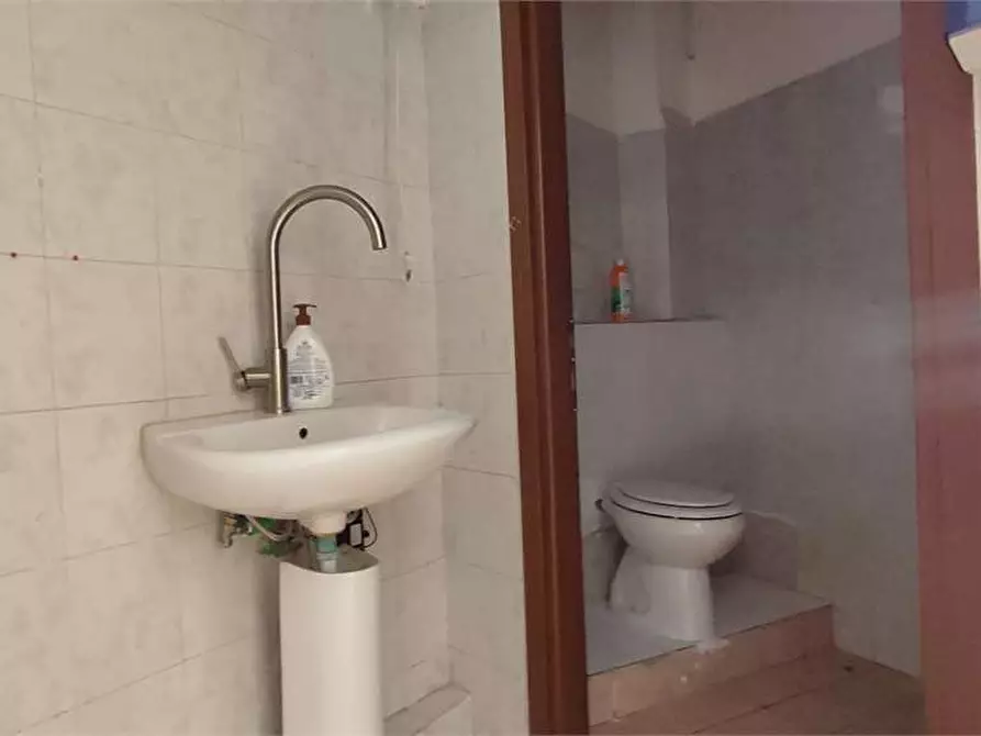 Immagine 13 di Negozio in affitto  in Via De Larderel  30 a Livorno