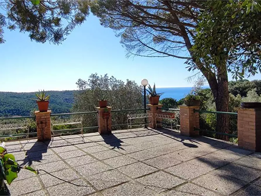 Immagine 1 di Villa in vendita  in Via del Poggio  a Livorno