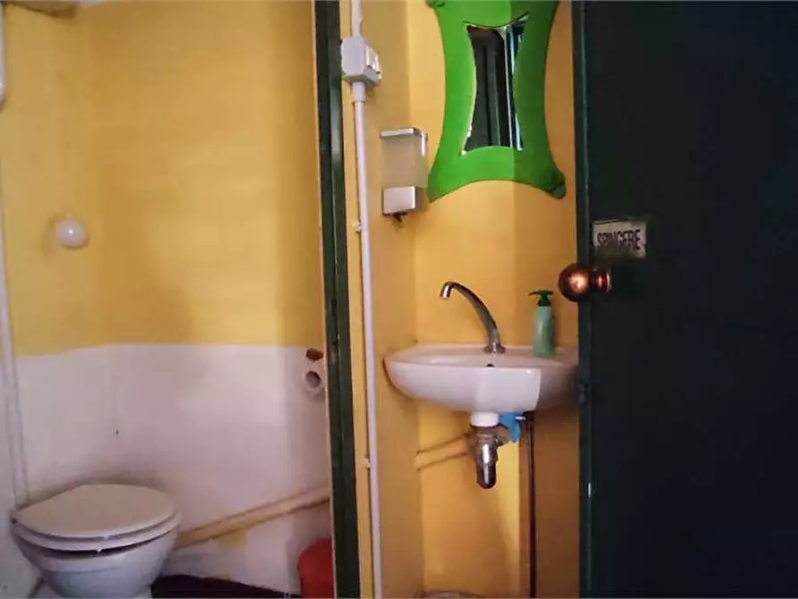 Immagine 9 di Negozio in affitto  in Via Mondolfi  60 a Livorno