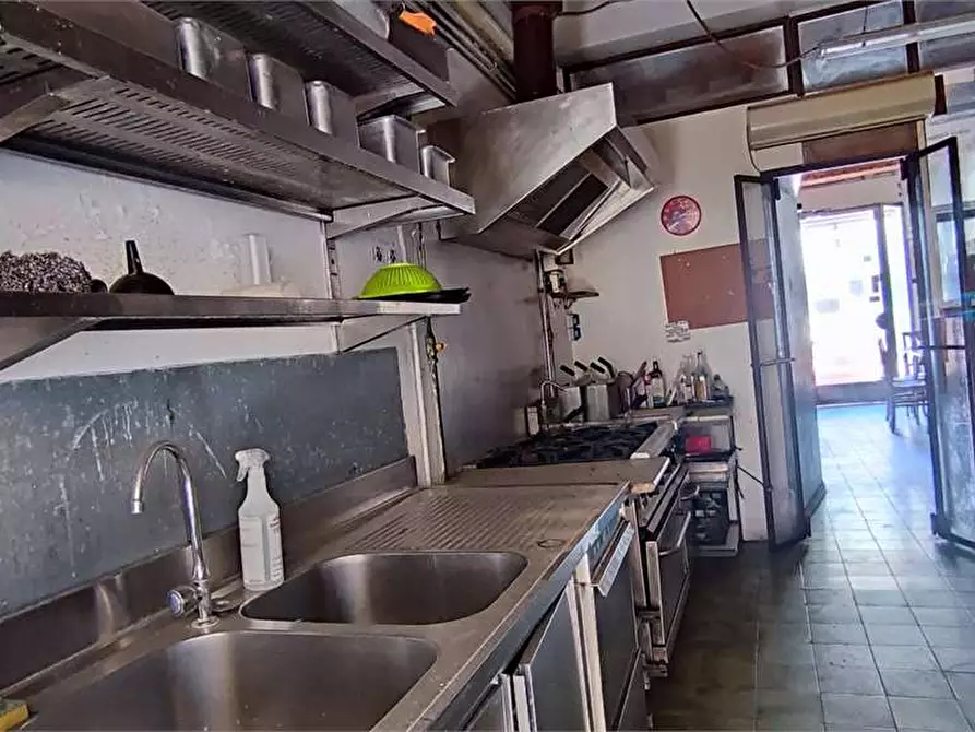 Immagine 12 di Negozio in affitto  in Via Mondolfi  60 a Livorno