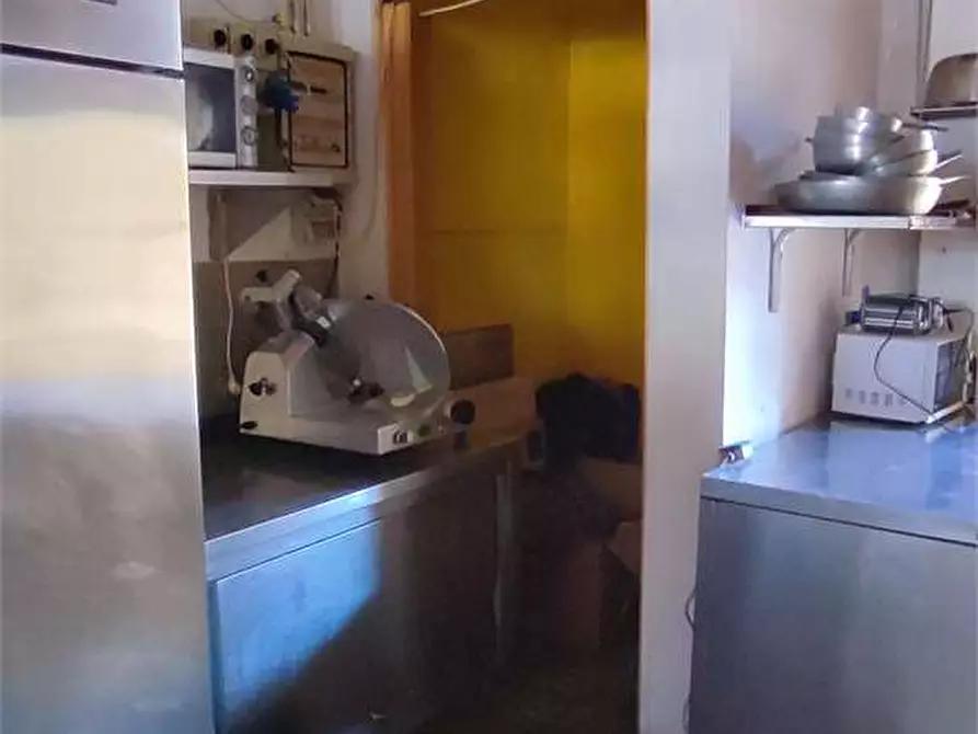Immagine 18 di Negozio in affitto  in Via Mondolfi  60 a Livorno