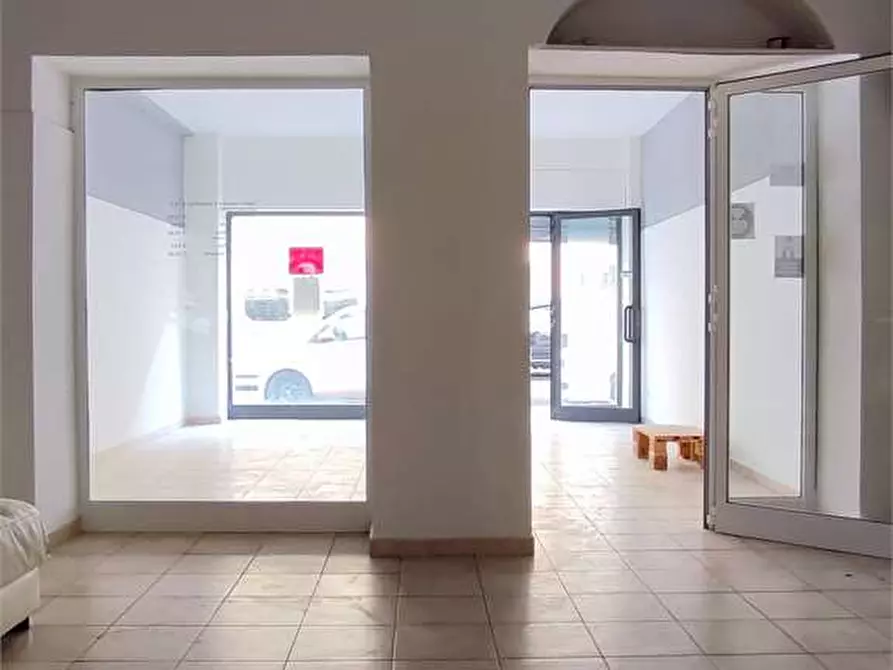 Immagine 1 di Negozio in affitto  in Via Mentana a Livorno