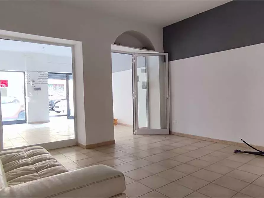 Immagine 2 di Negozio in affitto  in Via Mentana a Livorno