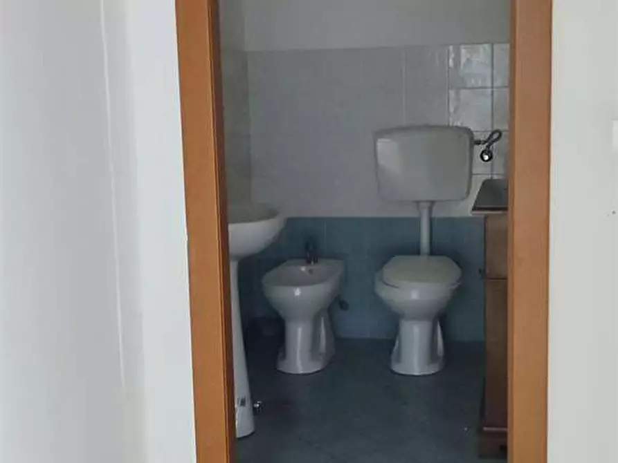 Immagine 5 di Negozio in affitto  in Via Mentana a Livorno