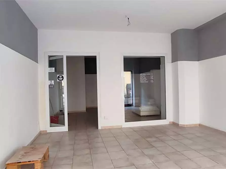 Immagine 7 di Negozio in affitto  in Via Mentana a Livorno