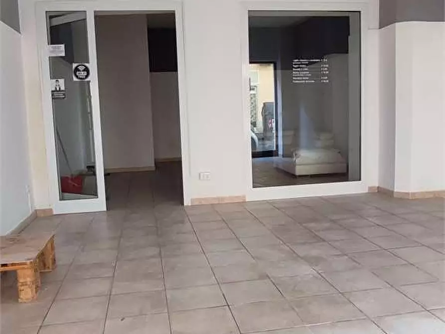 Immagine 8 di Negozio in affitto  in Via Mentana a Livorno
