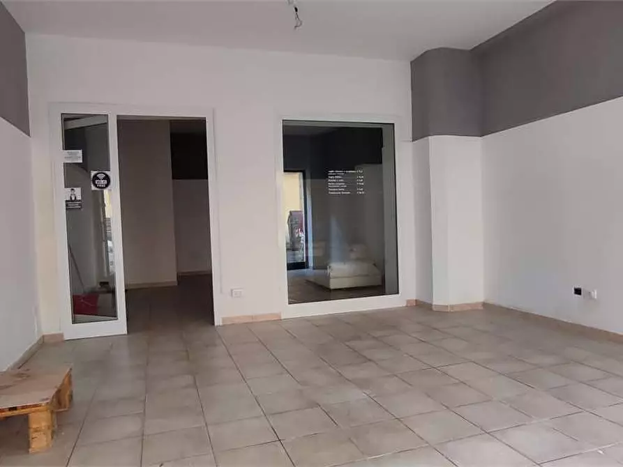 Immagine 9 di Negozio in affitto  in Via Mentana a Livorno