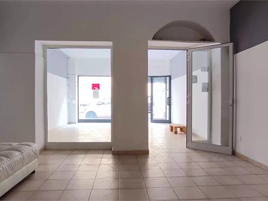 Immagine 10 di Negozio in affitto  in Via Mentana a Livorno