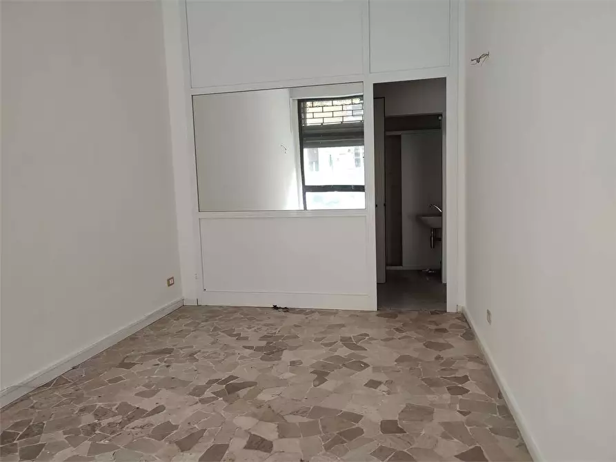 Immagine 1 di Negozio in affitto  in Via Aristide Nardini Despotti Mospignotti  13 a Livorno