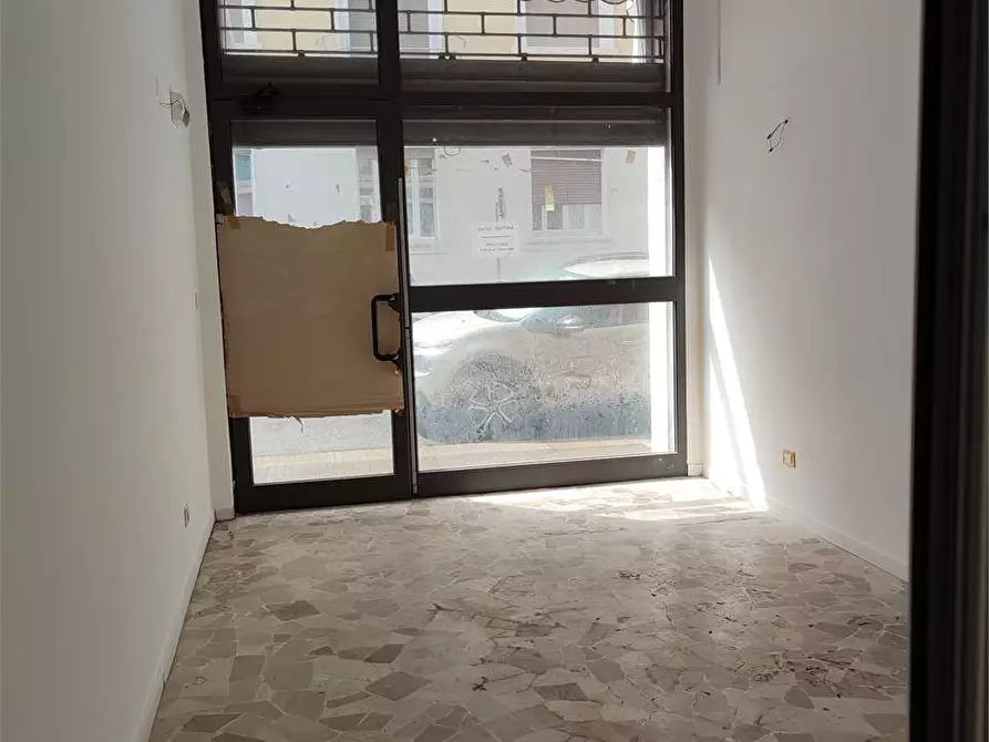 Immagine 2 di Negozio in affitto  in Via Aristide Nardini Despotti Mospignotti  13 a Livorno