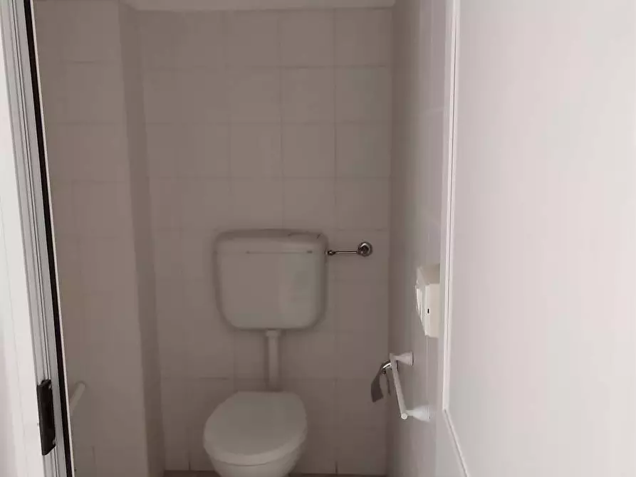 Immagine 9 di Negozio in affitto  in Via Aristide Nardini Despotti Mospignotti  13 a Livorno