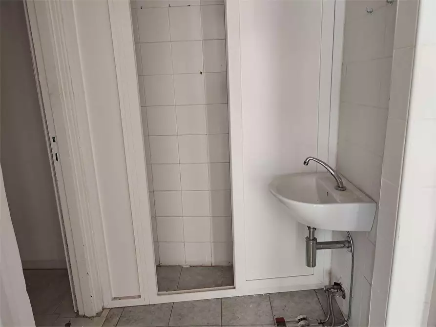 Immagine 11 di Negozio in affitto  in Via Aristide Nardini Despotti Mospignotti  13 a Livorno