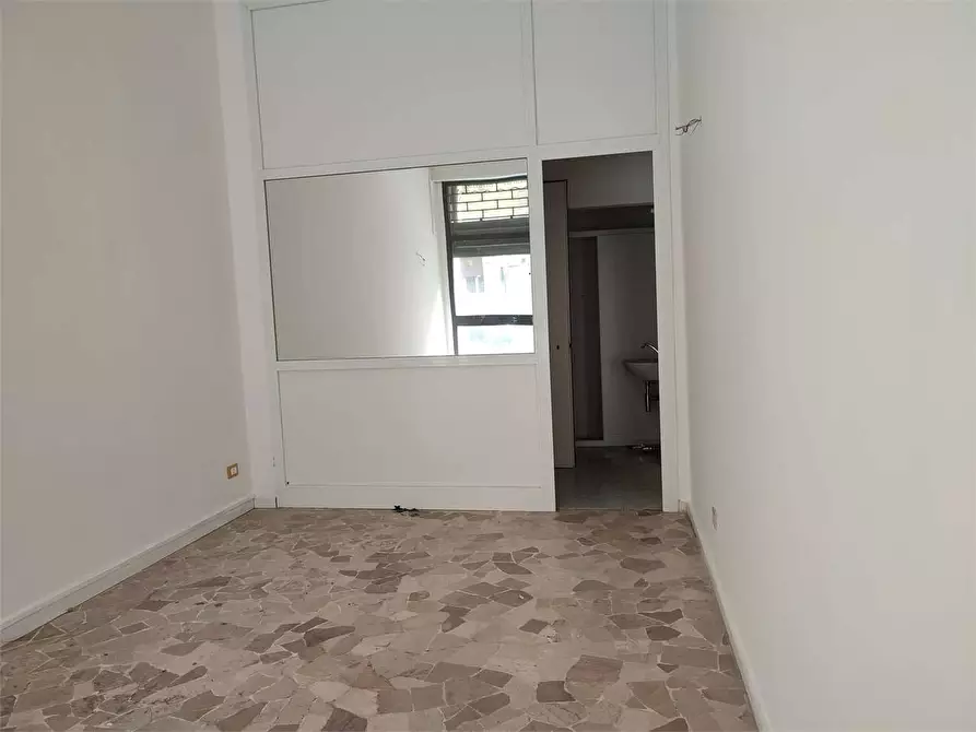 Immagine 3 di Negozio in affitto  in Via Aristide Nardini Despotti Mospignotti  13 a Livorno