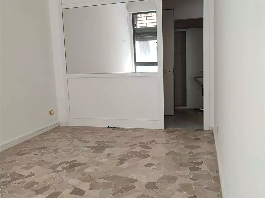 Immagine 4 di Negozio in affitto  in Via Aristide Nardini Despotti Mospignotti  13 a Livorno