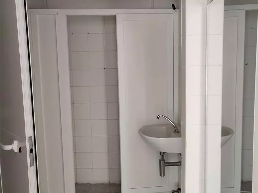 Immagine 6 di Negozio in affitto  in Via Aristide Nardini Despotti Mospignotti  13 a Livorno