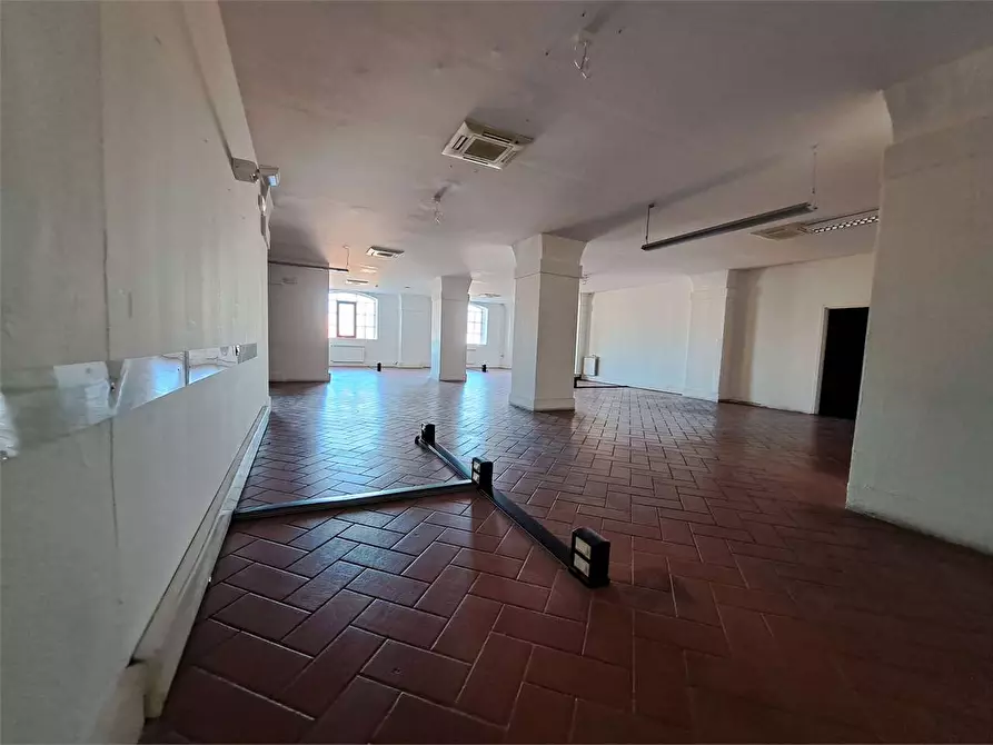 Immagine 17 di Ufficio in affitto  in SCALI DOGANA D'ACQUA 43 a Livorno