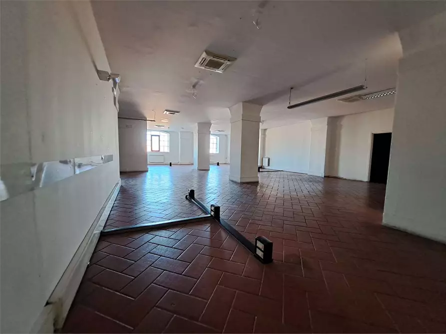 Immagine 18 di Ufficio in affitto  in SCALI DOGANA D'ACQUA 43 a Livorno