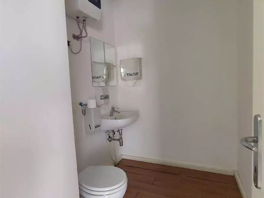 Immagine 31 di Ufficio in affitto  in SCALI DOGANA D'ACQUA 43 a Livorno