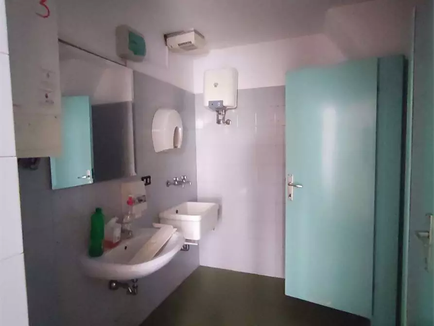 Immagine 32 di Ufficio in affitto  in SCALI DOGANA D'ACQUA 43 a Livorno
