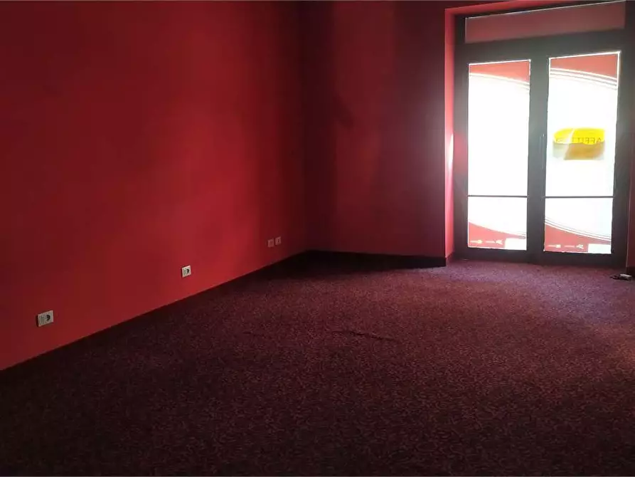 Immagine 2 di Negozio in affitto  in Via Verdi  1 a Livorno